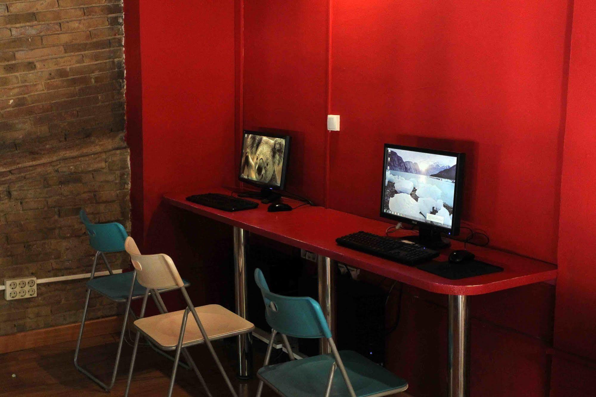 Red Nest Hostel Valencia Exterior photo